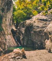 Θαυμάζοντας τη βάθρα του Χριστού.