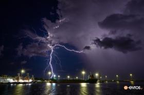 Ηλεκτρικές ρωγμές στον ουρανό της Αλεξανδρούπολης
