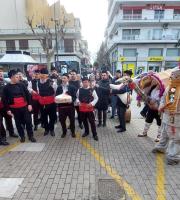 Μέλη του Πολιτιστικού Συλλόγου "Ακρίτες", με το έθιμο της καμήλας.