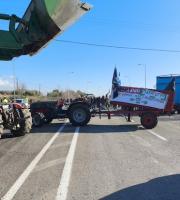 Τον κόμβο της Μάκρης απέκλεισαν οι ελαιοπαραγωγοί της περιοχής.