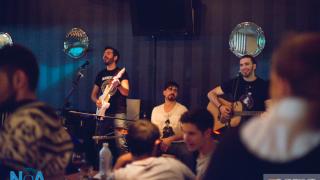 N.O.A. cafe - bar: Live με τους υπέροχους 'Εχ Animo'.