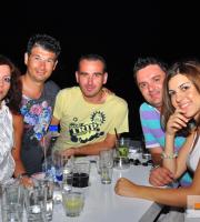 Για ποτό και ευχάριστη διάθεση στο Yacht Club, στο λιμάνι.