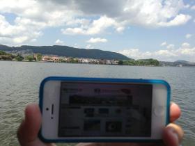 Στη λίμνη Παμβώτιδα των Ιωαννίνων βρέθηκε σήμερα η χάρη μας για μια... βολτίτσα μέχρι το νησάκι όπου βρίσκεται το "Κρυφό σχολειό". Η Αναστασία μας έστειλε την αγάπη της.