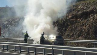 Φωτιά ξέσπασε σε αυτοκίνητο που κινούνταν στην Εγνατία Οδό (video).