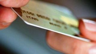 Μόνο με κάρτα οι πληρωμές και οι αγορές από 300 ευρώ και πάνω.