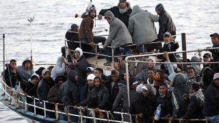 Μετατοπίζονται χιλιάδες προσφύγες από Ελλάδα και Ιταλία.