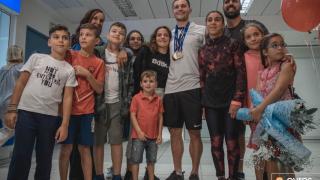 Θερμή υποδοχή Μιχαλεντζάκη - Καρυπίδη στο αεροδρόμιο - Αποθέωσαν το "χρυσό δελφίνι" στις Φέρες (video & photo)