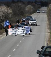 Αλυσοδέθηκαν οι κάτοικοι του Φυλακίου έξω από το ΚΥΤ (photo)