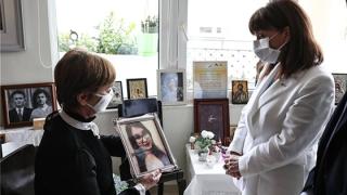 Η συγκινητική επίσκεψη της Κατερίνας Σακελλαροπούλου στους γονείς της Ελένης Τοπαλούδη στο Διδυμότειχο