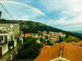 Η Χώρα της Σαμοθράκης όπως την... "προστατεύει" ένα πανέμορφο ουράνιο τόξο.