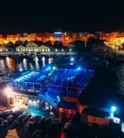 Ένα δυνατό super closing party του Yacht club με τους Dole & Kom