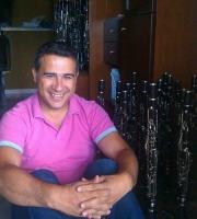 Ο Βαγγέλης Παπαναστασίου δίπλα στα ...48 κλαρίνα του