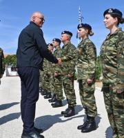 Ο Υπουργός Άμυνας επιθεωρεί στρατιωτικές μονάδες της περιοχής.