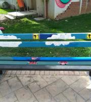 Πολύχρωμα βάφτηκαν τα παγκάκια του πάρκου Ανεξαρτησίας στην Αλεξανδρούπολη
