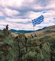Μέλη ορειβατικής ομάδας ύψωσαν την γαλανόλευκη στο Ύψωμα του Αετού (εικόνες)