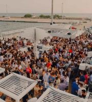 DJeff Afrozila και DaMike στην ταράτσα του Yacht club, στο λιμάνι