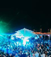 Ένα δυνατό super closing party του Yacht club με τους Dole & Kom