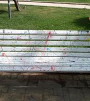 Πολύχρωμα βάφτηκαν τα παγκάκια του πάρκου Ανεξαρτησίας στην Αλεξανδρούπολη