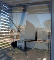 Ασυνείδητοι έκαναν «γυαλιά – καρφιά» το εκδοτήριο εισιτηρίων του Αλτιναλμάζη (φωτο)