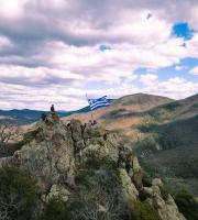 Μέλη ορειβατικής ομάδας ύψωσαν την γαλανόλευκη στο Ύψωμα του Αετού (εικόνες)