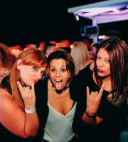 Ένα δυνατό super closing party του Yacht club με τους Dole & Kom