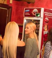 "Εναλλάξ" ρακομελάδικο: Το απόλυτο νεανικό στέκι άνοιξε και φέτος το χειμώνα τις πόρτες του