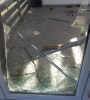 Ασυνείδητοι έκαναν «γυαλιά – καρφιά» το εκδοτήριο εισιτηρίων του Αλτιναλμάζη (φωτο)