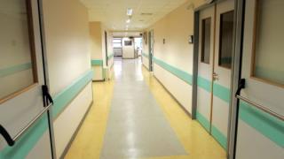 Συγκρατημένα αισιόδοξος ο γιατρός που χειρούργησε την 13χρονη Φωτεινή