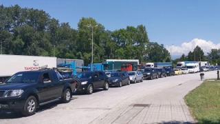 Εκατοντάδες Σέρβοι τουρίστες  μπήκανε στην Ελλάδα παρά το κλείσιμο των συνόρων - Ουρές χιλιομέτρων στα σύνορα 