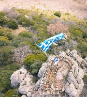 Μέλη ορειβατικής ομάδας ύψωσαν την γαλανόλευκη στο Ύψωμα του Αετού (εικόνες)