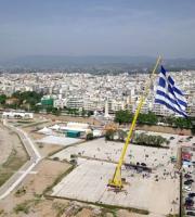 Η μεγαλύτερη ελληνική σημαία κυματίζει στο λιμάνι της Αλεξανδρούπολης