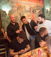 "Εναλλάξ" ρακομελάδικο: Το απόλυτο νεανικό στέκι άνοιξε και φέτος το χειμώνα τις πόρτες του
