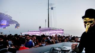 Ο 'μασκοφόρος' Claptone ξεσήκωσε τους πάντες στο Yacht club.