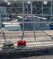 Λουλούδια και κεριά στο σημείο του περιστατικού.