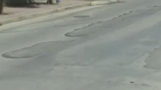 Καθίζηση υπέστη το οδόστρωμα μπροστά στο 12ο Δημοτικό Σχολείο.