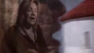 Η Καίτη Μακρή ερμηνεύει την «Τραγουδιά» (video).