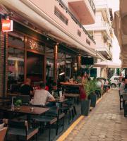 Δοκιμάζοντας τα νέα πιάτα και το cocktail list στο Biscotto, στο κέντρο της Αλεξανδρούπολης