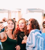 Ένα δυνατό super closing party του Yacht club με τους Dole & Kom