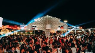 Με τους Dole & Kom στα decks αποχαιρέτησε το καλοκαίρι το Yacht club (video)