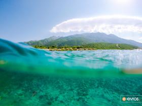 Στα καταγάλανα νερά της Σαμοθράκης, στα Θέρμα