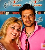 Ο Βαγγέλης Καψάλης τα λέει παρέα με τη Ρίτσα Σπανέλια.