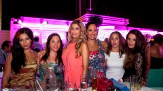 Δροσερές ξέφρενες νύχτες στην ταράτσα του Yacht club.