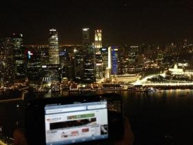 Από την Σιγκαπούρη μας έστειλε ο Γαβριήλ την αγάπη του. Βρέθηκε εκεί για διακοπές και όπως καταλαβαίνετε, δεν παρέλειψε να ενημερωθεί από το αγαπημένο του portal.