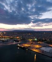 Η Αλεξανδρούπολη από ψηλά τη νύχτα.