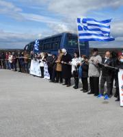 Αλυσοδέθηκαν οι κάτοικοι του Φυλακίου έξω από το ΚΥΤ (photo)