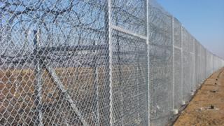 «Πόρτες» για πρόσφυγες στο φράχτη του Έβρου.