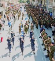 Στιγμιότυπα της αποκάλυψης των σημαιών από τη Μεραρχία