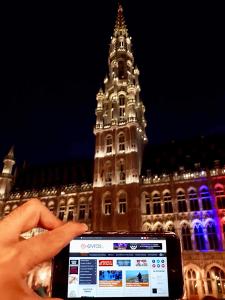 Μια επιβλητικά όμορφη καληνύχτα μας στέλνει η φίλη μας Βασιλική μπροστά από το Δημαρχείο των Βρυξελλών.  Το Δημαρχείο (L’ Hotel de Ville) καταλαμβάνει ολόκληρη τη νοτιοδυτική πλευρά της πλατείας.