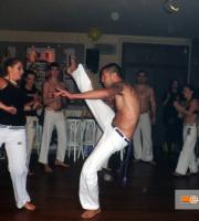 Δυνατό Capoeira show την Κυριακή στο NOTOS stage.