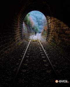Το σκοτάδι της σήραγγας συναντά το φως της φύσης